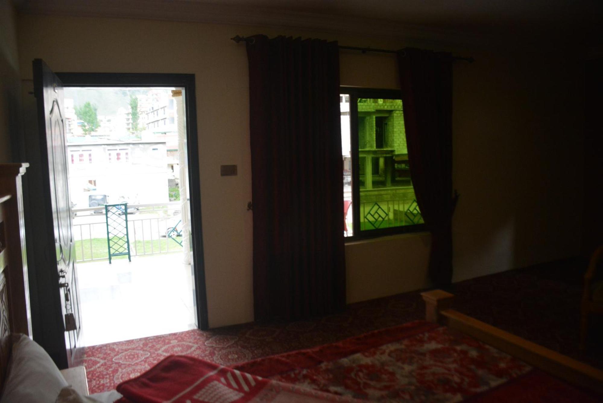 Hotel Pine Hills, Naran Zewnętrze zdjęcie