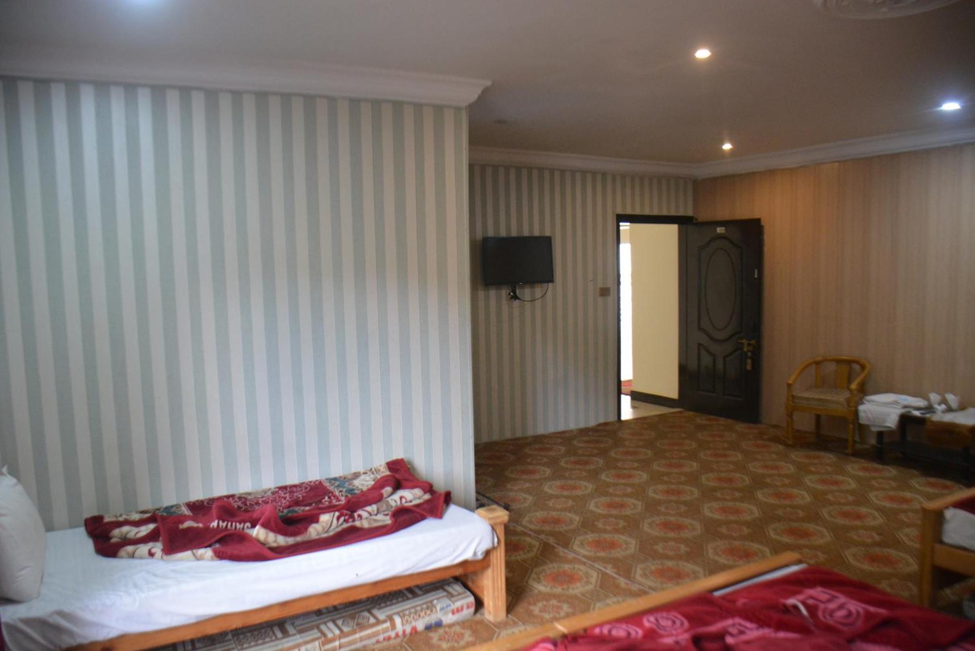 Hotel Pine Hills, Naran Zewnętrze zdjęcie